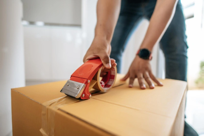 close-up-hand-man-use-glue-tape-close-cardboard-box-sealing-big-box-packing-moving-new-house-concept-selective-focusx9cardboard-box